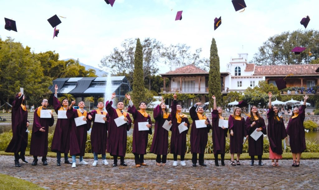 Graduados lanzan birrete al aire