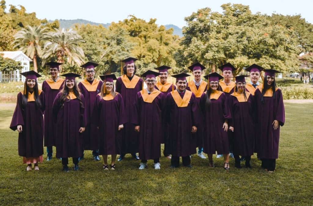 Grupo de graduandos con toga