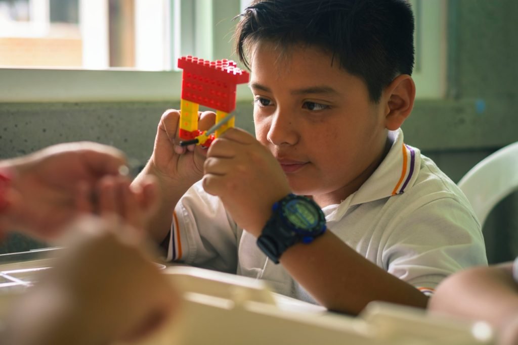 Niño armando un robot