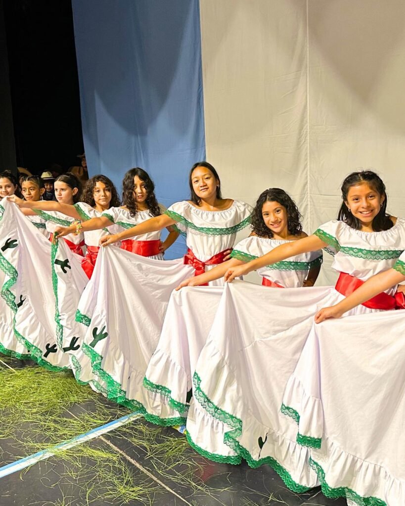 Nuestras alumnas mostrando sus trajes típicos.